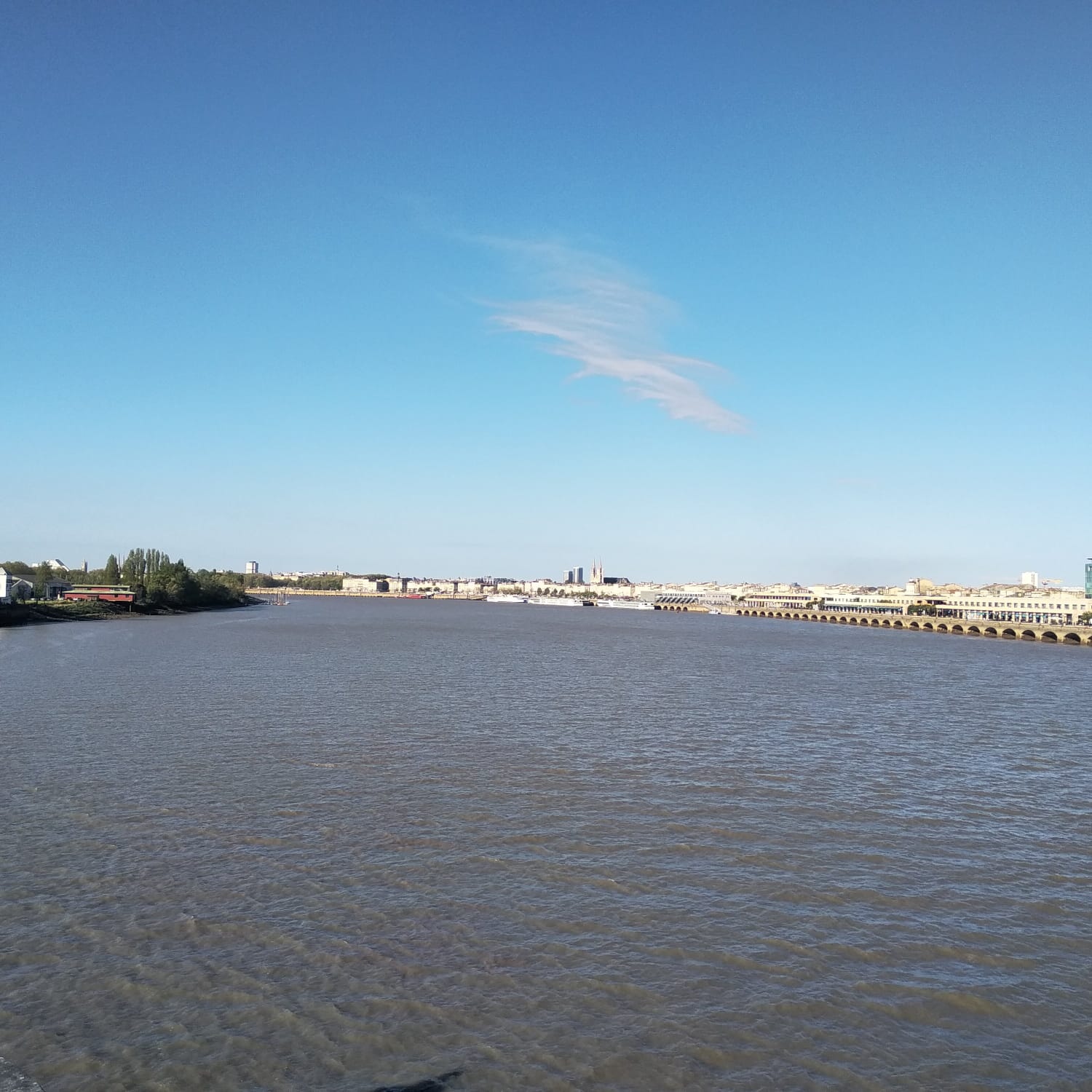 vista del port de la lune desde el pont Chaban-Delmas