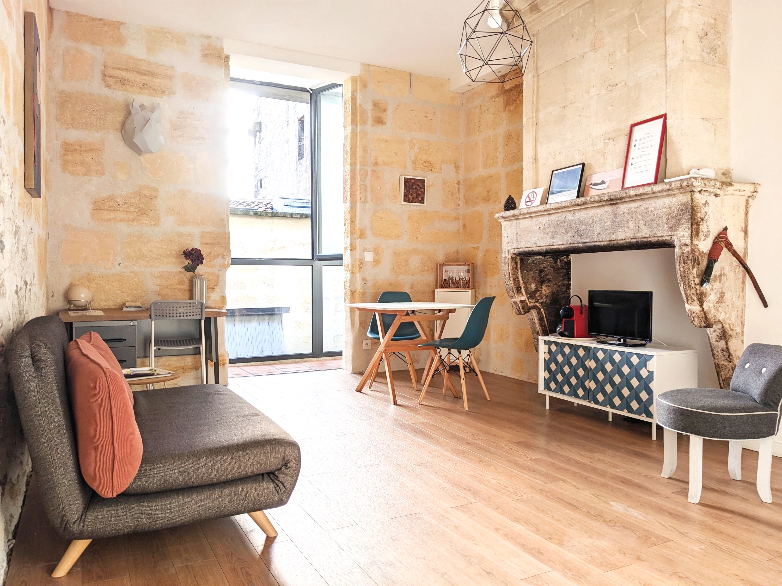 Studio Jaune B&B Bordeaux Saint Michel_edited