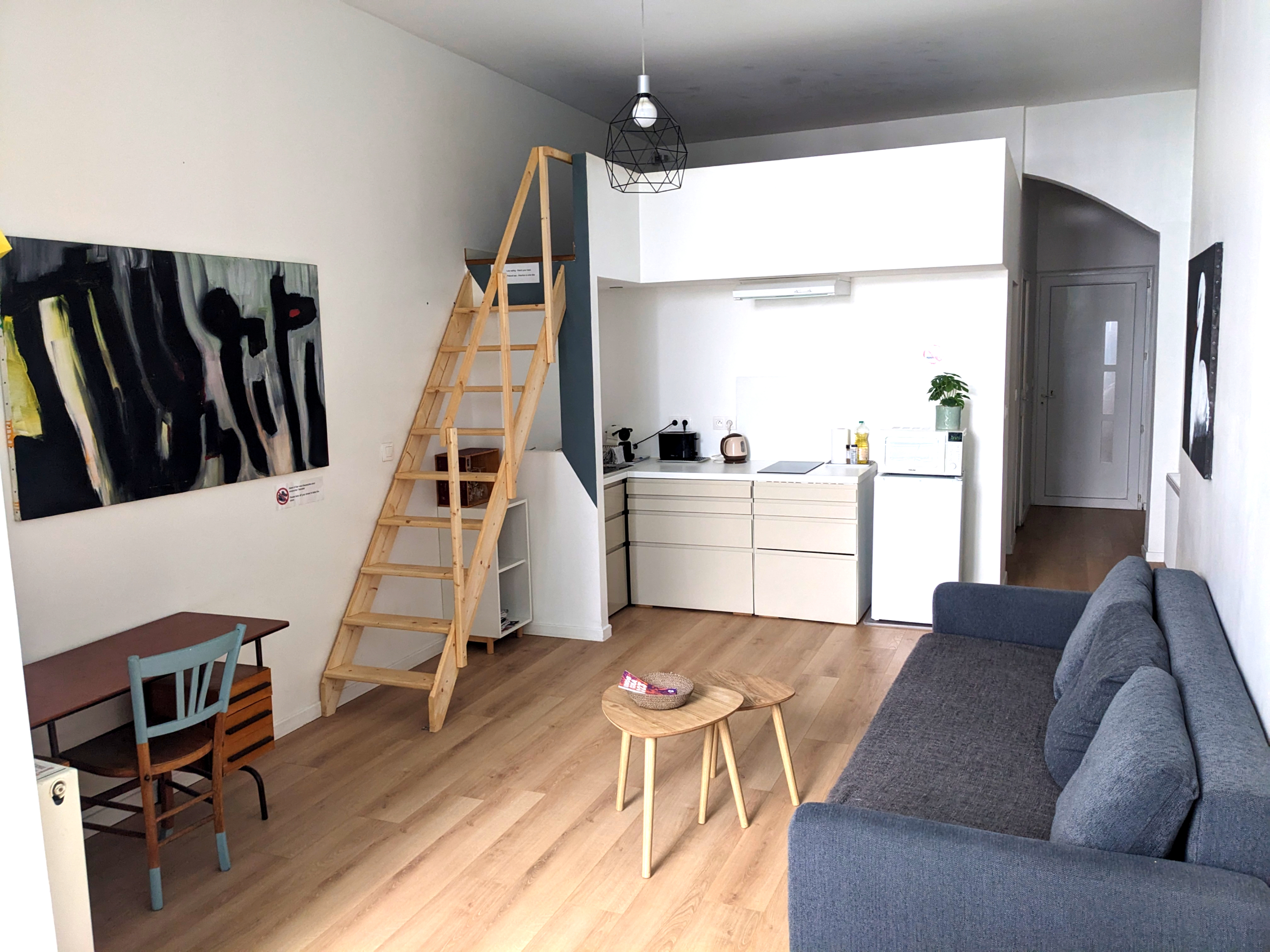 Escalier vers lit mezzanine, Studio Blanc B&B Bordeaux Saint Michel