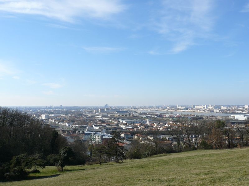 parque situado en las alturas de Cenon, con una vista despejada y soleada