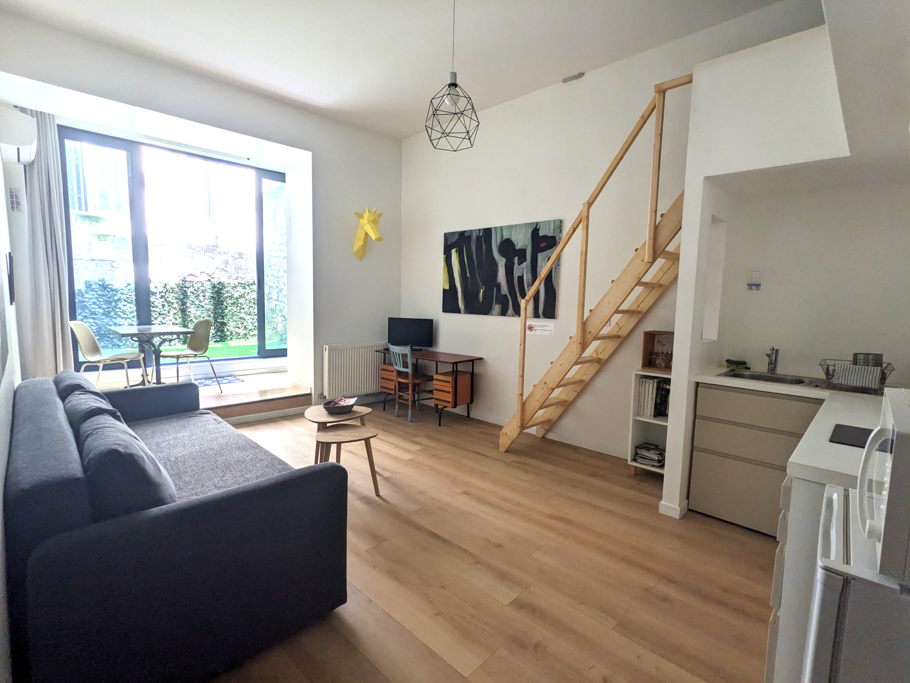 Salon avec mobilier en bois, Studio Blanc B&B Bordeaux Saint Michel