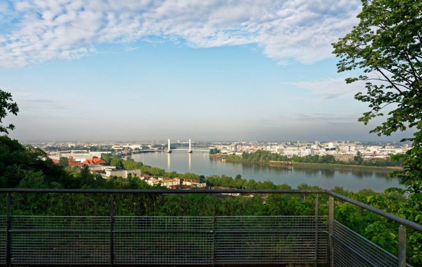 magnífica vista desde el parc de l'Ermitage, con el pont Chaban-Delmas al fondo