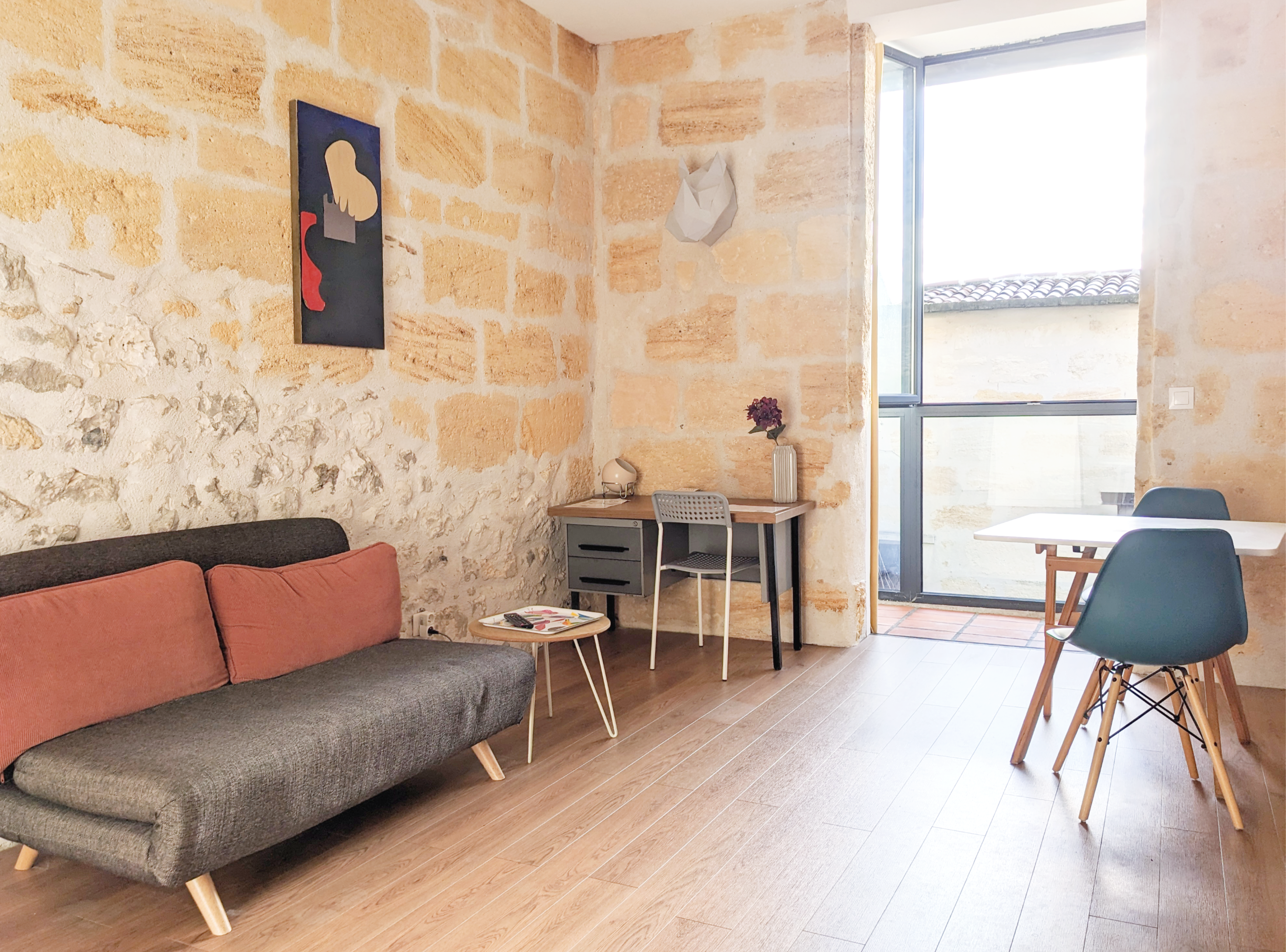 Salon avec mur en pierre apparente, Studio Jaune B&B Bordeaux Saint Michel