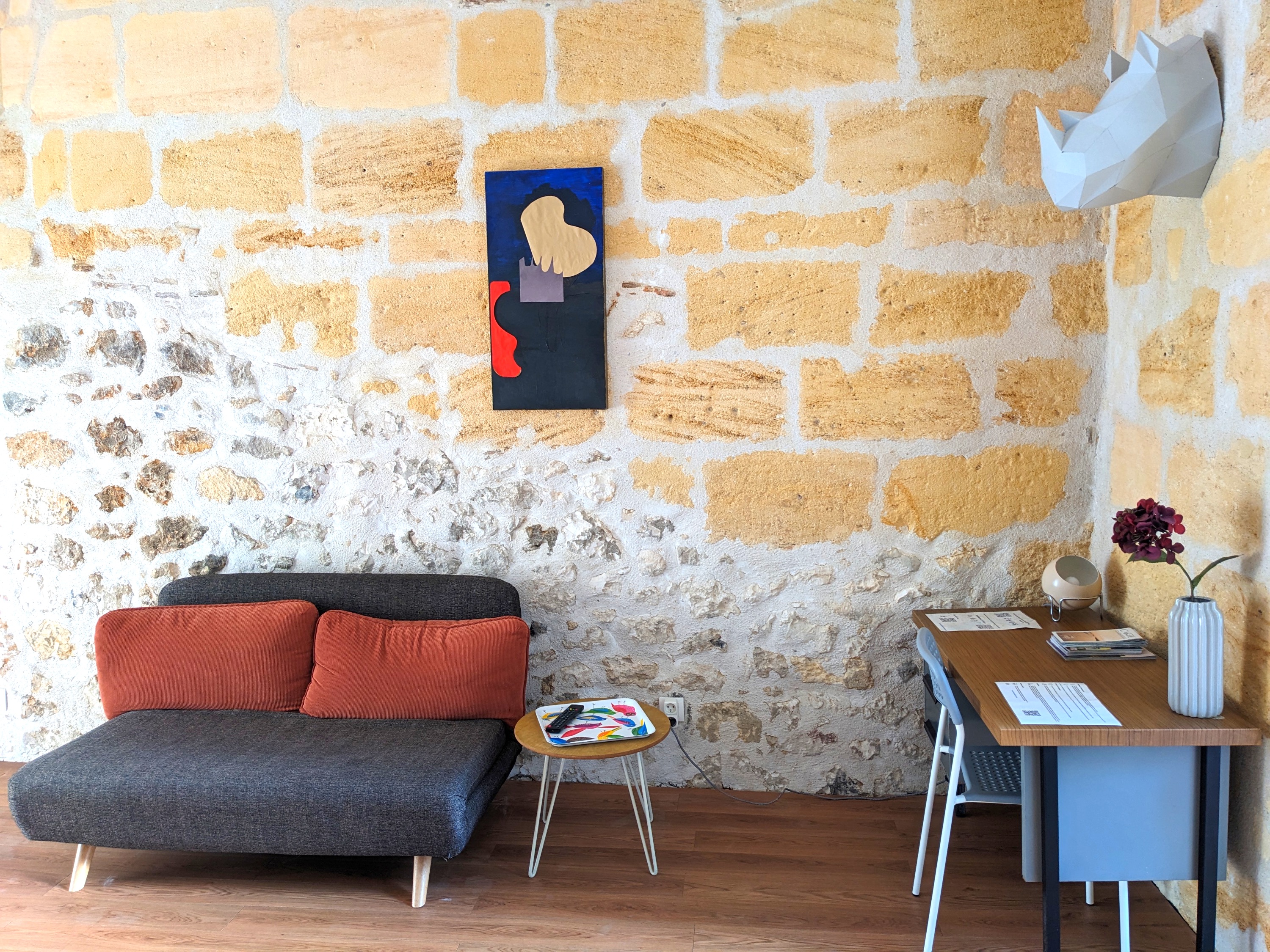Séjour avec canapé et mobilier, Studio Jaune B&B Bordeaux Saint Michel
