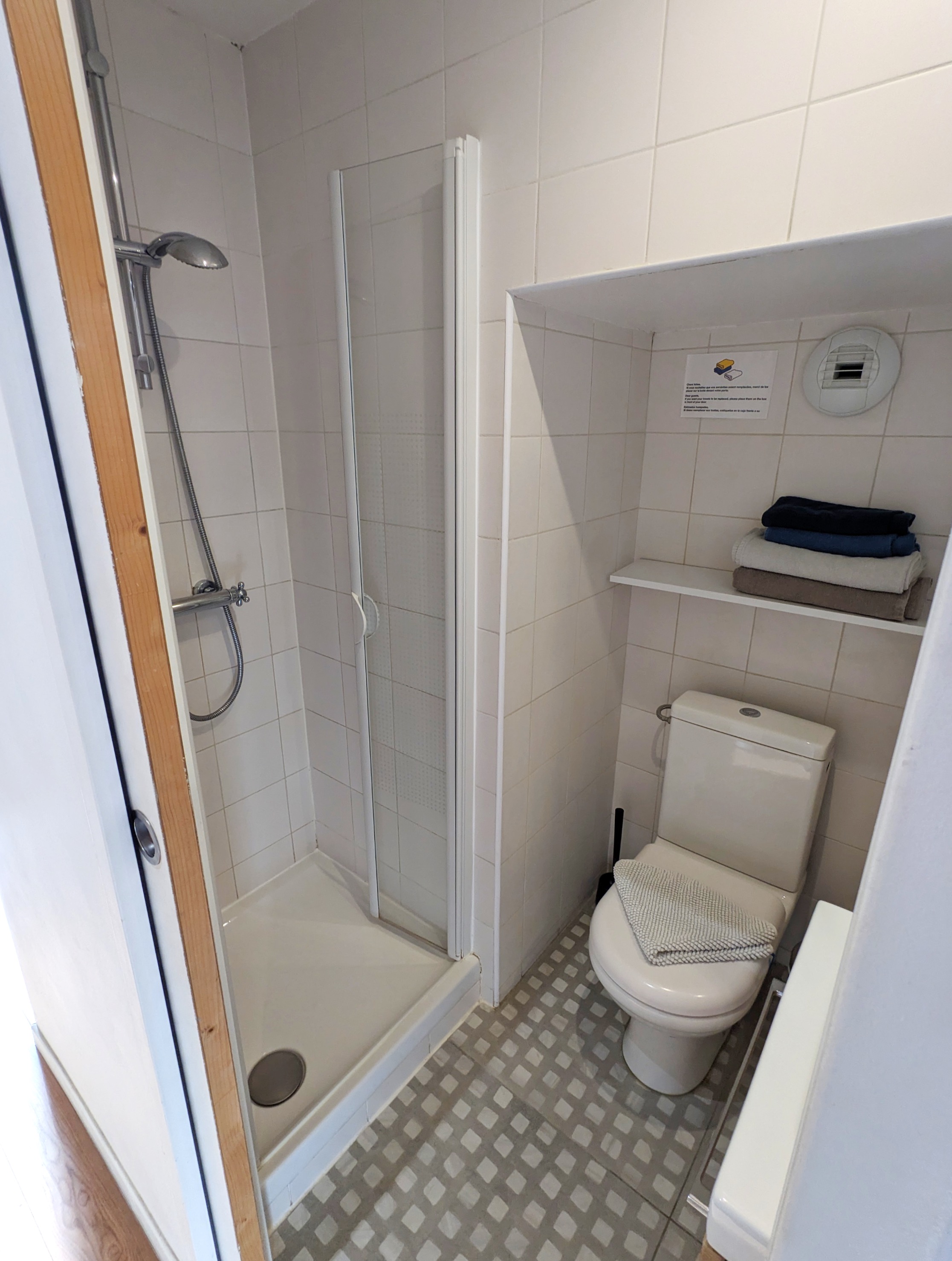 Salle de bain avec douche, Studio Jaune B&B Bordeaux Saint Michel2538037_edited