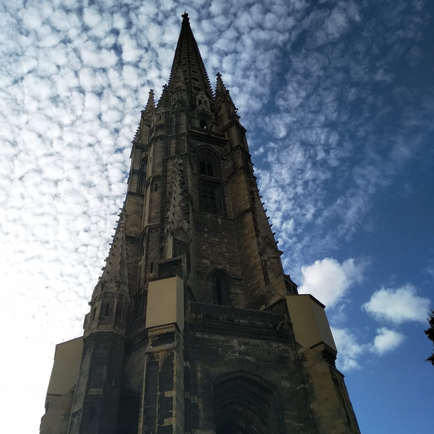 situada en el barrio Saint-Michel, pertenece a la basílica Saint-Michel