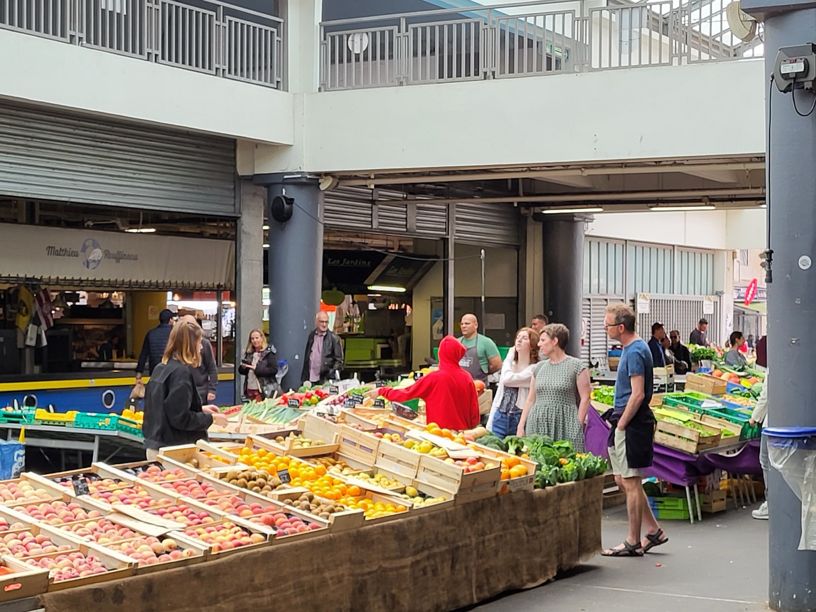 Puestos de verduras y frutas en el mercado de los Capuchinos, Burdeos