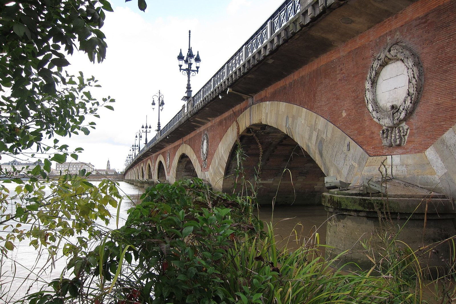 El Pont de Pierre visto desde los muelles del Garona, Burdeos