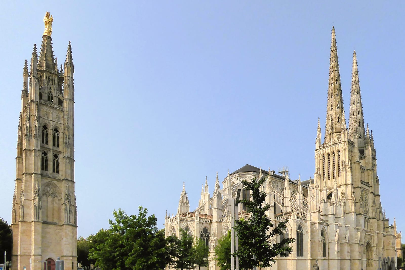 Catedral de San Andrés y torre Pey-Berland en Burdeos